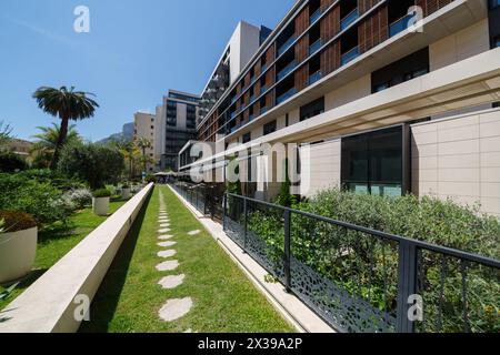 MONTE CARLO, MONACO - 3 août 2016 : Appartement Novotel hôtel et terrasses d'un des quartiers densément peuplés de Monaco Banque D'Images