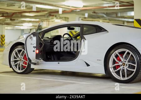 MOSCOU, RUSSIE - Jun 02, 2016 : voiture blanche Lamborghini Huracan avec portes ouvertes au parking souterrain. Banque D'Images