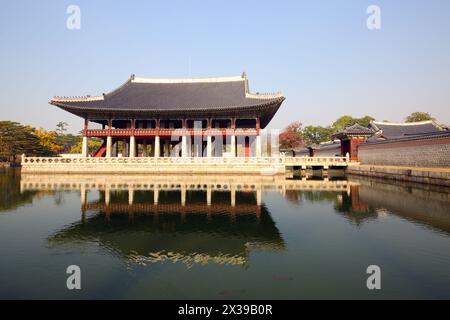 Belle pagode sur un seul niveau sur le lac parmi les arbres à Gyeongbokgung, Séoul Banque D'Images