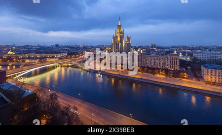 Immeuble de grande hauteur sur le quai de Kotelnicheskaya le soir à Moscou Banque D'Images