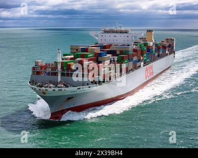 OOCL Chongqing, un porte-conteneurs exploité par Orient Overseas Container Line. Banque D'Images