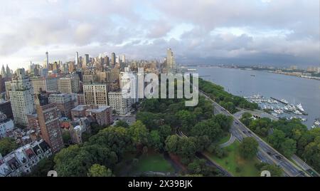 Les voitures passent par Henry Hudson Parkway près du parc Riverside et du bassin de bateaux de la 79e rue le soir d'été. Vue aérienne Banque D'Images