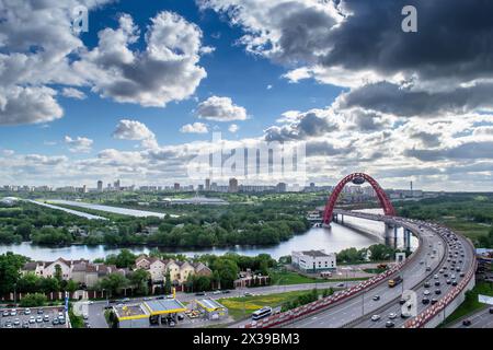 Rivière Moskva, panorama de la ville et du pont Jivopisny à Moscou, Russie au jour nuageux. Je n'ai qu'une seule version de la photo avec netteté Banque D'Images