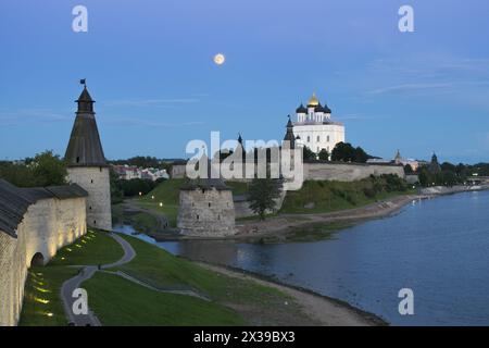 Le vieux Kremlin et la cathédrale Sainte-Trinité dans la nuit de lune à Pskov, Russie Banque D'Images