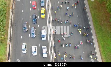 MOSCOU - 06 septembre 2015 : embouteillage sur l'autoroute pendant le défilé de vélo le jour d'automne. Cadre vidéo à vue aérienne Banque D'Images