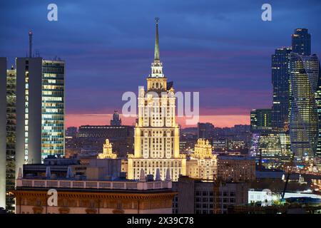 MOSCOU, RUSSIE - 29 OCT 2015 : construction de l'hôtel Radisson Royal anciennement Hotel Ukraine'. L'un des sept célèbres gratte-ciel de Staline. Banque D'Images