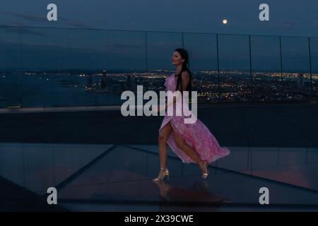 Influenceur vu avec le coucher de pleine lune pendant la vue du lever du soleil à la plate-forme d'observation Edge à New York le 25 avril 2024 Banque D'Images