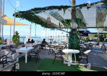 Marbella, Espagne - 10 décembre 2023 : les gens mangent à l'extérieur dans la terrasse pittoresque du restaurant Banus Port, à Marbella, Espagne. Banque D'Images