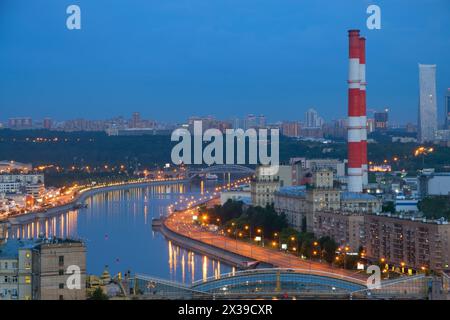 Pont de Bogdan Khmelnitsky, pont Loujnetsky, tuyaux d'usine, rivière Moscou la nuit à Moscou, Russie Banque D'Images