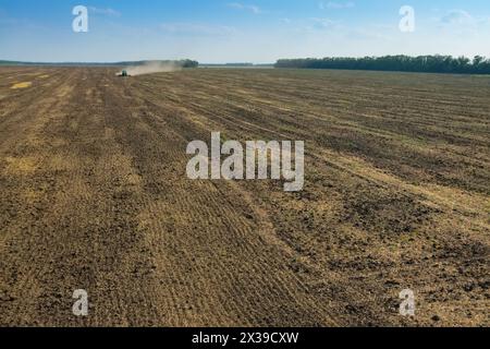 RÉGION DE KRASNODAR, RUSSIE - 19 août 2015 : tracteur charrue grand champ, en 2015 dans la région de Krasnodar ont recueilli une récolte de céréales record - 102 millions de tonnes de Banque D'Images