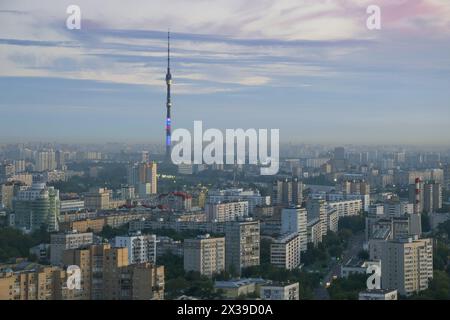 Tour de télévision Ostankino, bâtiments résidentiels le matin à Moscou, Russie, vue panoramique Banque D'Images