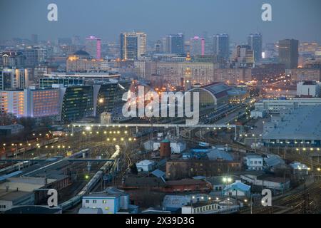 Gare de Kievsky la nuit. Russian Railways compte parmi les trois plus grandes entreprises de transport au monde Banque D'Images