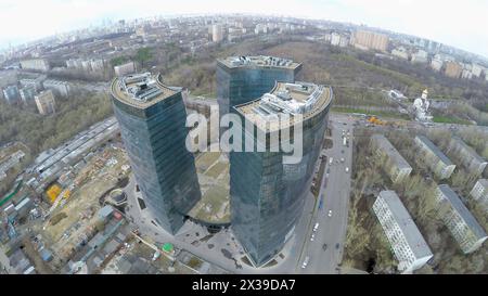 MOSCOU - APR 21, 2015 : paysage urbain avec le complexe d'affaires Lotos au printemps jour nuageux. Image vidéo de vue aérienne Banque D'Images