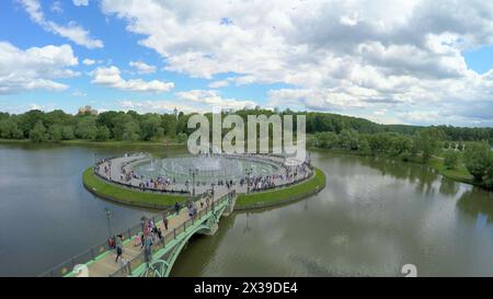 MOSCOU - juin 06, 2015 : beaucoup de gens marchent par le pont en arc ouest à l'île Horseshoe avec fontaine son et couleur lumière le jour d'été. Vue aérienne Banque D'Images