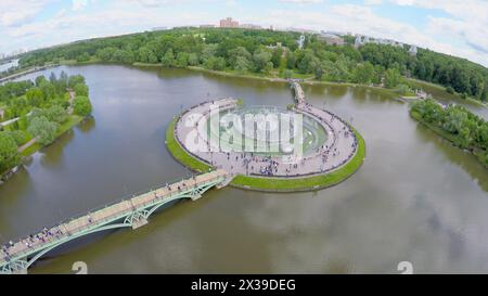 MOSCOU - juin 06, 2015 : de nombreux touristes marchent par l'île Horseshoe près de Sound and Color Light Fontaine le jour d'été. Vue aérienne Banque D'Images