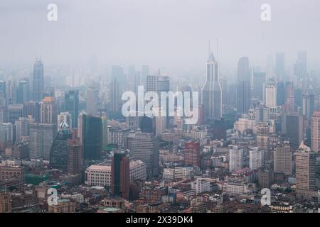 Shanghai dans le brouillard tôt le matin, vue depuis White Magnolia Plaza Banque D'Images