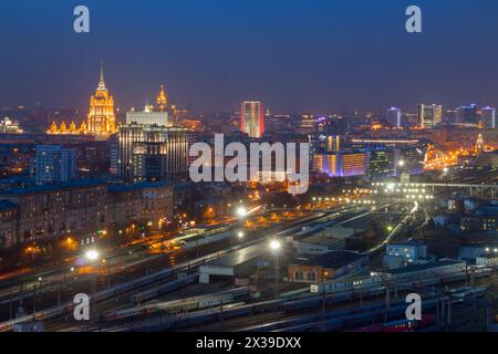 MOSCOU - 8 avril 2016 : gare de Kievsky la nuit. Russian Railways compte parmi les trois plus grandes entreprises de transport au monde Banque D'Images