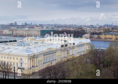 Édifices du Sénat et du Synode en journée de printemps en équipé Pétersbourg, Russie Banque D'Images