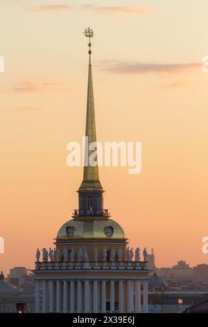 Flèche dorée de l'Amirauté, colonnes et sculptures, équipés Pétersbourg, Russie Banque D'Images