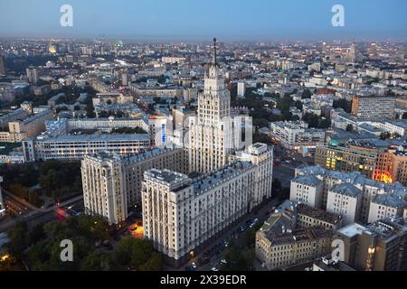 MOSCOU, RUSSIE - 17 juillet 2015 : le bâtiment de la porte Rouge est l'un des sept gratte-ciel staliniens, conçu par Alexey Dushkin. Banque D'Images