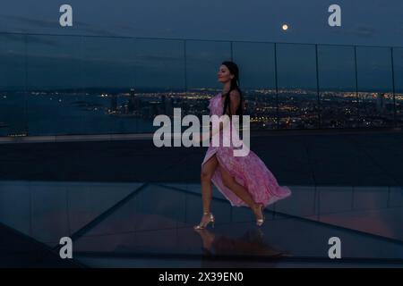 New York, New York, États-Unis. 25 avril 2024. Influenceur vu avec le coucher de pleine lune pendant la vue du lever du soleil sur la plate-forme d'observation Edge à New York le 25 avril 2024 (crédit image : © Lev Radin/ZUMA Press Wire) USAGE ÉDITORIAL SEULEMENT! Non destiné à UN USAGE commercial ! Banque D'Images