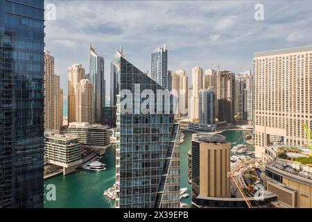 DUBAÏ, Émirats arabes Unis - 13 janvier 2017 : Silverene Tower RMJM, Marina canal dans la zone de Marina, conçu par RMJM, ce complexe offre 35 étages dans la Tour A et 26 étages Banque D'Images
