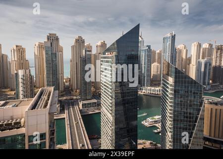 DUBAÏ, Émirats arabes Unis - 13 janvier 2017 : Silverene Tower RMJM dans le quartier de la marina de Dubaï, conçu par RMJM, ce complexe offre 35 étages dans la Tour A et 26 étages dans Towe Banque D'Images