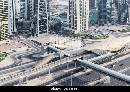 DUBAÏ, Émirats arabes Unis - 13 janvier 2017 : station de métro Tower Lake Jumeirah, Indigo Tower et autoroute, Dubai Metro a été ouvert en 2009 Banque D'Images