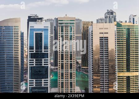 DUBAÏ, Émirats arabes Unis - 13 janvier 2017 : Saba Tower 1, Global Lake View, Lake City Tower, chaque année plus de 55 millions de touristes visitent Dubaï Banque D'Images
