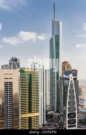 DUBAÏ, Émirats arabes Unis - 13 janvier 2017 : Almas Tower, Indigo Tower, Lake City Tower, Global Lake View, autoroute, chaque année plus de 55 millions de touristes visitent Dubaï Banque D'Images