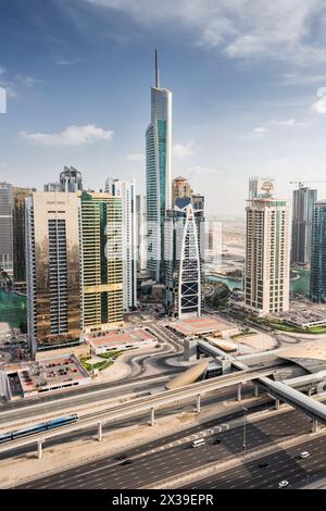 DUBAÏ, Émirats arabes Unis - 13 janvier 2017 : Almas Tower, Indigo Tower, palladium, Lake City Tower, global Lake View, autoroute, chaque année plus de 55 millions de touristes Banque D'Images