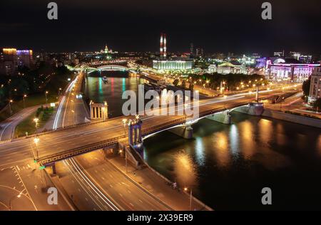 Pont de Bogdan Khmelnitsky sur la rivière Moskva dans la nuit d'été à Moscou, Russie Banque D'Images