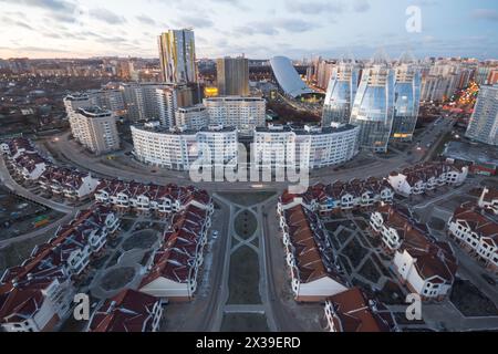 Quartier résidentiel avec de grands bâtiments et chalets à Krasnogorsk, Russie le soir Banque D'Images