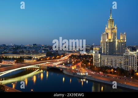 Immeuble de grande hauteur sur le quai de Kotelnicheskaya le soir à Moscou. Banque D'Images