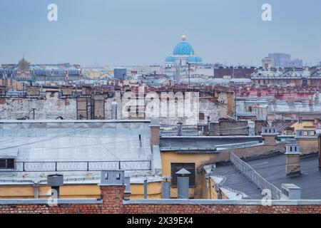 Dômes bleus de la cathédrale de la Trinité et de nombreux toits anciens à Saint-Pétersbourg, Russie Banque D'Images