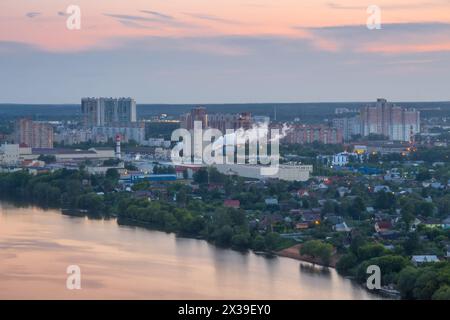 Cottage village, bâtiments résidentiels près de la rivière à Krasnogorsk, Russie en été Banque D'Images