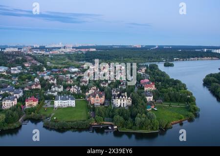 Village de chalet parmi la forêt verte près de la rivière à Krasnogorsk, Russie en été Banque D'Images