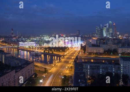 Pont Borodinsky, pont Khmelnitsky, gare de Kievsky dans la nuit d'été à Moscou, Russie Banque D'Images