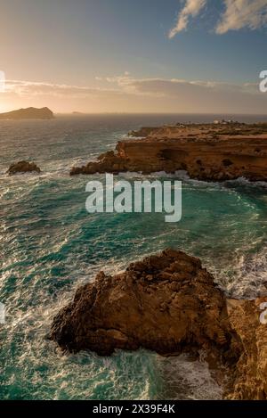 Coucher de soleil au Cap des Bou, près des plages de Cala Comte, Sant Josep de sa Talaia, Ibiza, Îles Baléares, Espagne Banque D'Images