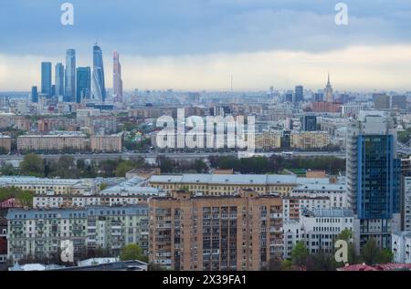 Toits de bâtiments dans la zone de couchage et gratte-ciel à Moscou, Russie Banque D'Images