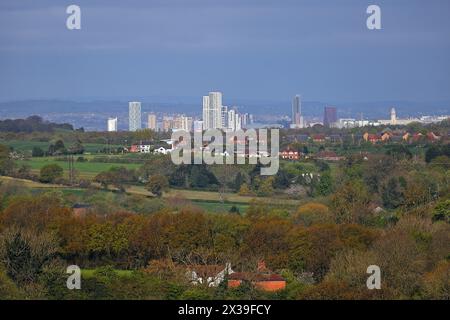 Une vue sur Leeds City Skyline prise à une distance de plus de 11 miles. Banque D'Images