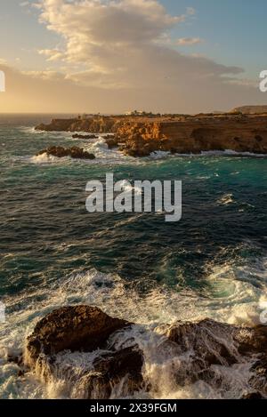 Coucher de soleil au Cap des Bou, près des plages de Cala Comte, Sant Josep de sa Talaia, Ibiza, Îles Baléares, Espagne Banque D'Images