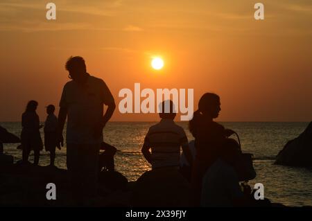 Kanyakumari, Tamilnadu, Inde avril 30th 2024.Silhouette images de touriste et, voyageurs à la plage de mer de Kanyakumari Tamilnadu Inde regardant le coucher du soleil. Banque D'Images