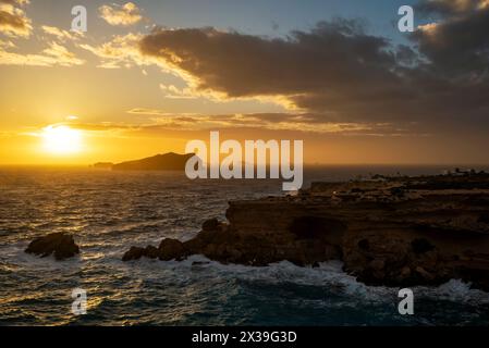 Coucher de soleil au Cap des Bou, près des plages de Cala Comte, Sant Josep de sa Talaia, Ibiza, Îles Baléares, Espagne Banque D'Images