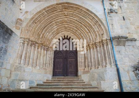 Portail de l'église Saint Peters. Ville d'Estella-Lizarra, Navarre, nord de l'Espagne Banque D'Images