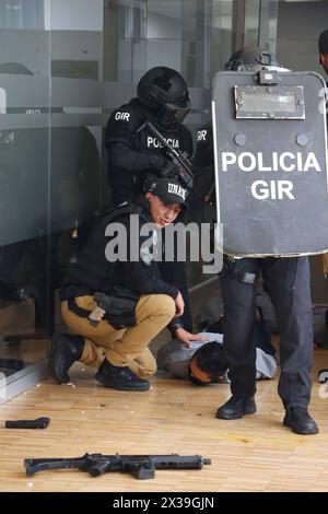 ASAMBLEA-SIMULACRO-ATENTADOS Quito, jueves 25 de abril del 2024 Similacro de atentados terroristas en contra de funcionarios y Asambleistas,en la Asamblea Nacional, Edificio del Palacio Legislativo y sus alrededores. Rolando Enriquez/API Quito Pichincha Ecuador POL-ASAMBLEA-SIMULACRO-ATENTADOS-0554c12ebeb975a018d53e9d8f568ac0 *** ASAMBLEA SIMULACRO SIMULACRO ATENTADOS Quito, jeudi 25 avril 2024 Simulation d'attentats terroristes contre des fonctionnaires et des parlementaires, à l'Assemblée nationale, Palais et ses environs Rolando Enriquez photos législatives Pichincha Banque D'Images