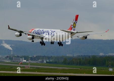 DATE D'ENREGISTREMENT NON INDIQUÉE Edelweiss Airbus A340 - MSN 546 HB-JMC atterrit à l'aéroport de Zurich, Kloten Copyright : xSergioxBrunettix Banque D'Images