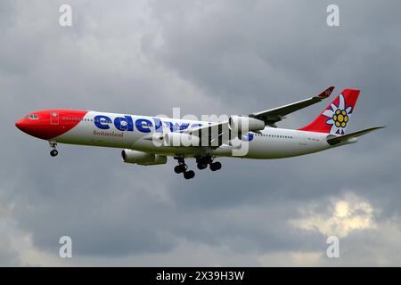 DATE D'ENREGISTREMENT NON INDIQUÉE Edelweiss Airbus A340 - MSN 546 HB-JMC atterrit à l'aéroport de Zurich, Kloten Copyright : xSergioxBrunettix Banque D'Images