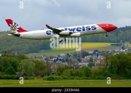 DATE D'ENREGISTREMENT NON INDIQUÉE Edelweiss Airlines Airbus A340-313 immatriculé HB-JMG atterrit à l'aéroport de Kloten, Zurich Copyright : xSergioxBrunettix Banque D'Images