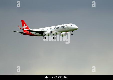 DATE D'ENREGISTREMENT NON INDIQUÉE A Helvetic Airways Embraer ERJ-190AR enregistrement HB-JVT atterrit à l'aéroport de Zürich Kloten Copyright : xSergioxBrunettix Banque D'Images